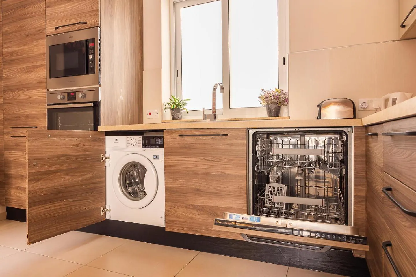 Balluta Bay Spacious Apt - 2Br Sliema
